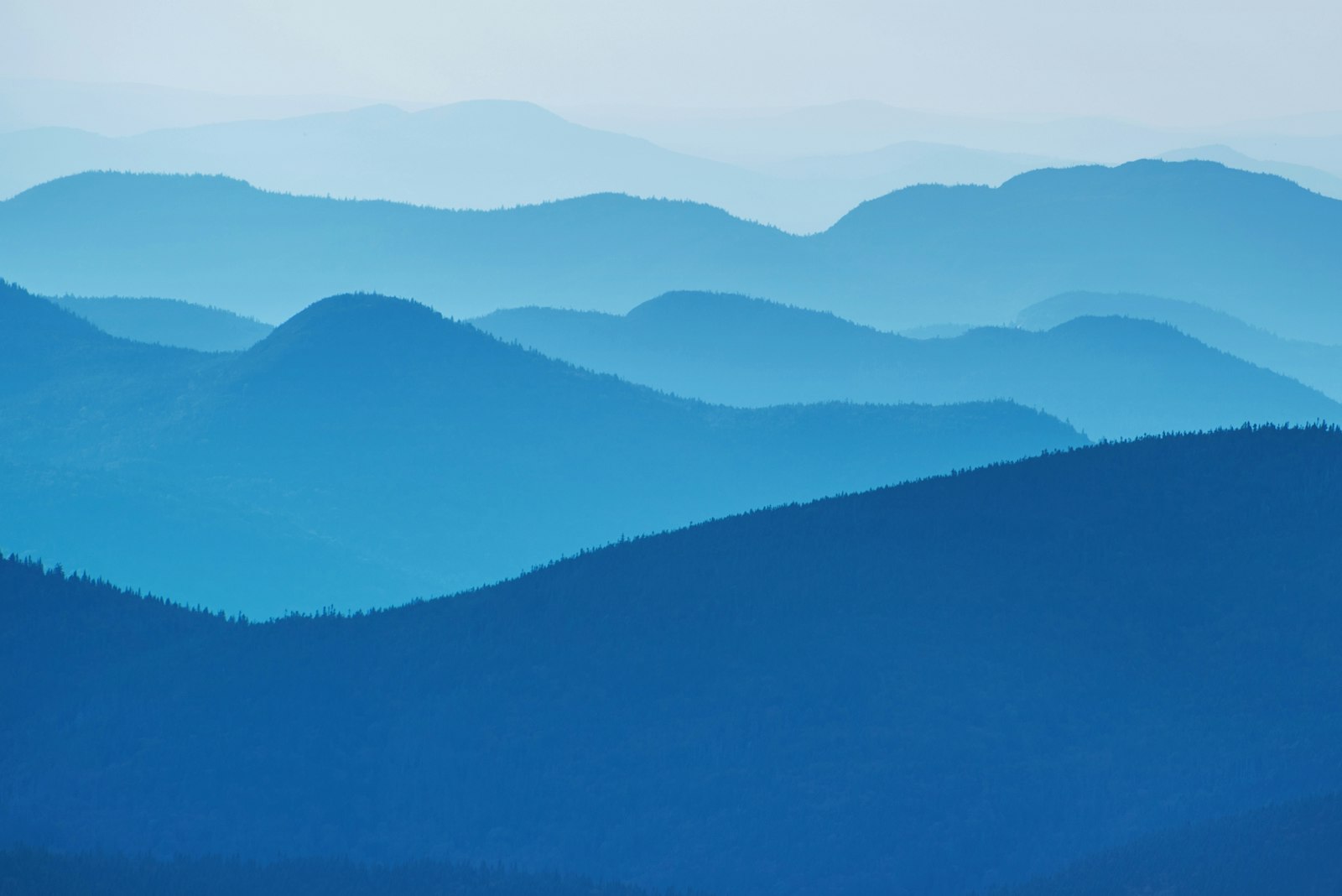 Blaue Bergketten im hellen Morgendunst